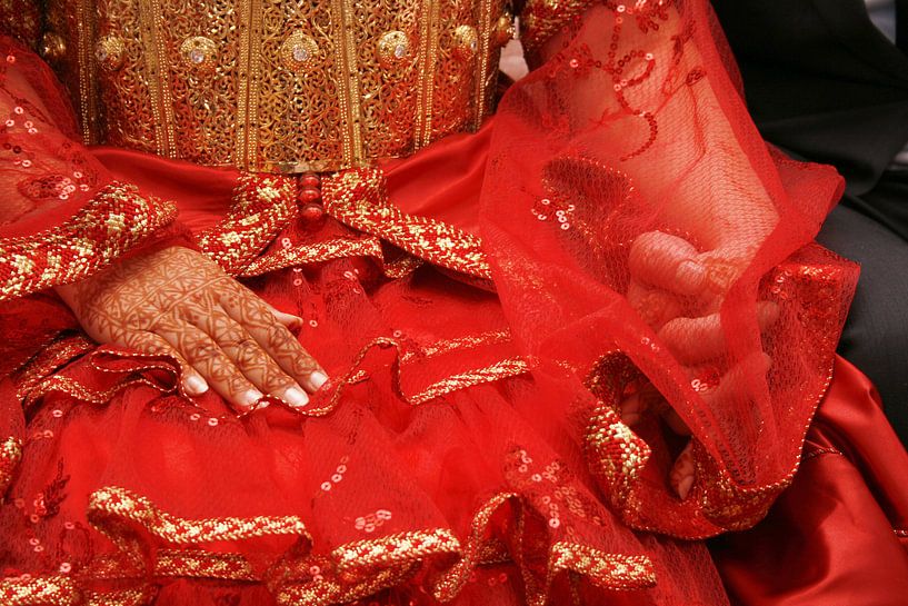 Marokkaanse bruid met getatoeëerde henna handen van Shot it fotografie