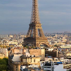 Tour Eiffel, gros plan sur l'Arc de Triomphe sur Dennis van de Water
