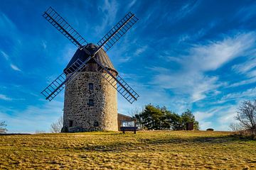 Een windmolen in het veld overdag. van Andreas Völkel
