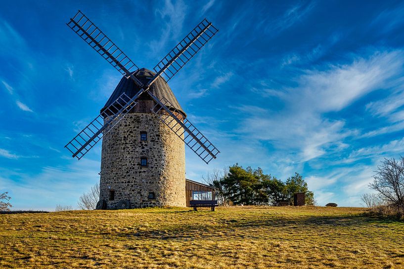 Een windmolen in het veld overdag. van Andreas Völkel