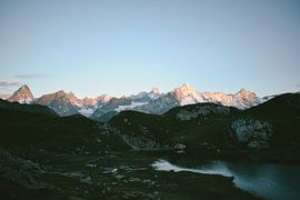 Sunrise illuminates the mountain peaks by Jisca Lucia