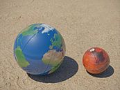 Die Erde und Mars auf dem Strand von Frans Blok Miniaturansicht
