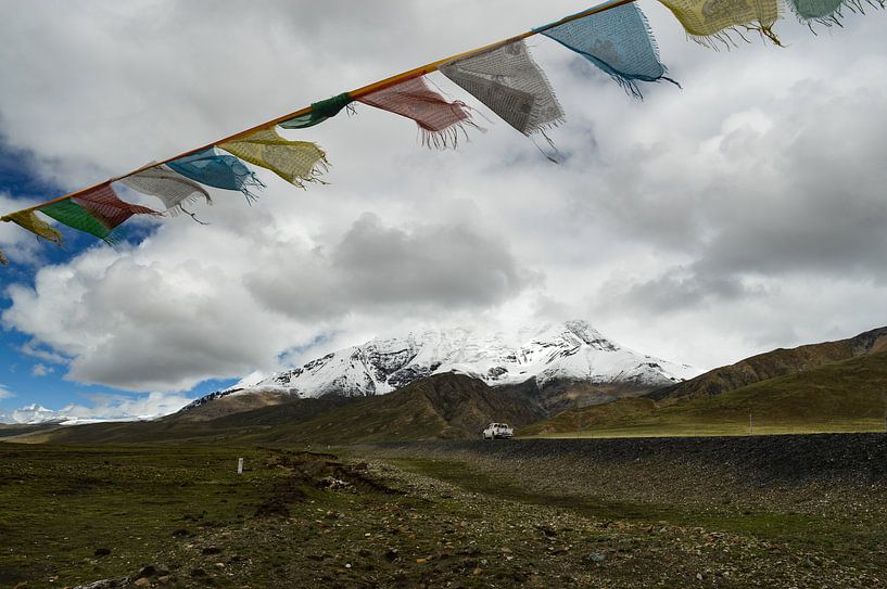 Wapperende gebedsvlaggetjes  op de Tibetaanse hoogvlakte van Zoe Vondenhoff