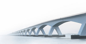 Zeeländische Brücke im Nebel, Zeeland Niederlande.