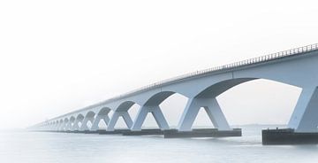 Le pont de Zélande dans la brume, Zélande Pays-Bas. sur Gert Hilbink