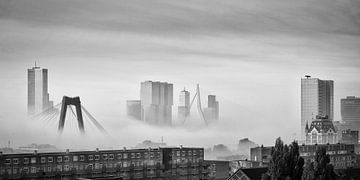 Skyline van Rotterdam in de mist