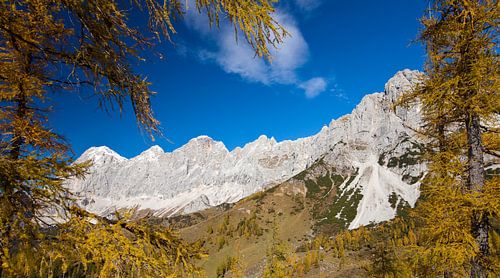 Les montagnes du Dachstein dans une fenêtre d'automne