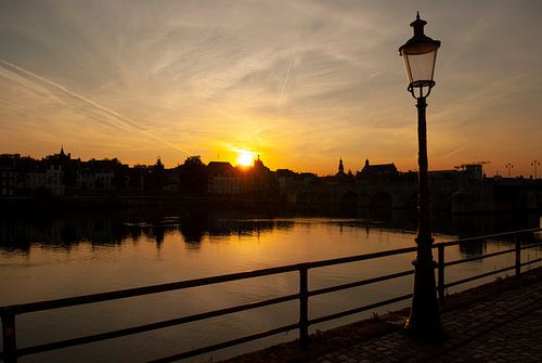 Maastricht zonsondergang aan de Maas