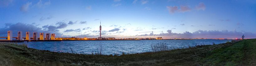 Morgenglühen über Lelystad vom Deich aus beim 'Denkenden Mann' (Denkender Mann) von Peter de Jong