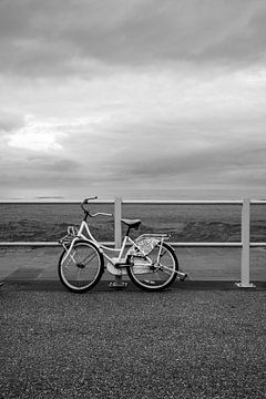 Eenzame fiets op de zeedijk van Pictorine