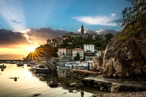 Zonsopgang boven de baai van Vrbnik op het eiland Krk