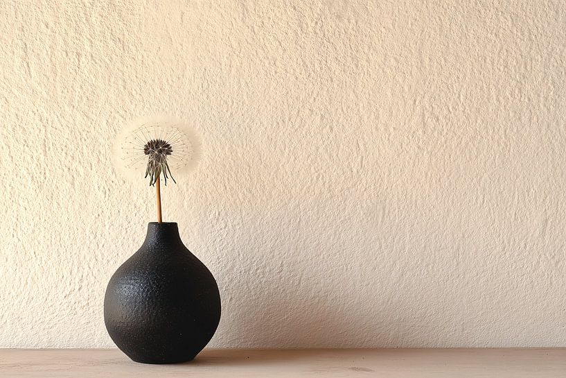 Minimalistisch vaasje met bloem van Imperial Art House