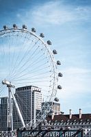 L'œil de Londres contre le ciel bleu.
