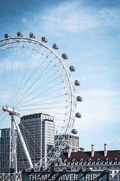 Londen eye tegen blauwe lucht. van AB Photography