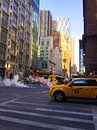 Straten van New York met gele taxi van Stefanie de Boer thumbnail