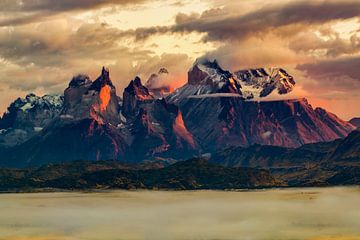 Torres del Paine massief bij dageraad van Dieter Meyrl