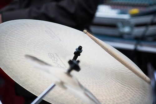 Jouer de la cymbale