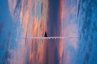 Zeilbootje vaart op een wolk in ondergaand zonlicht van Susan Hol thumbnail