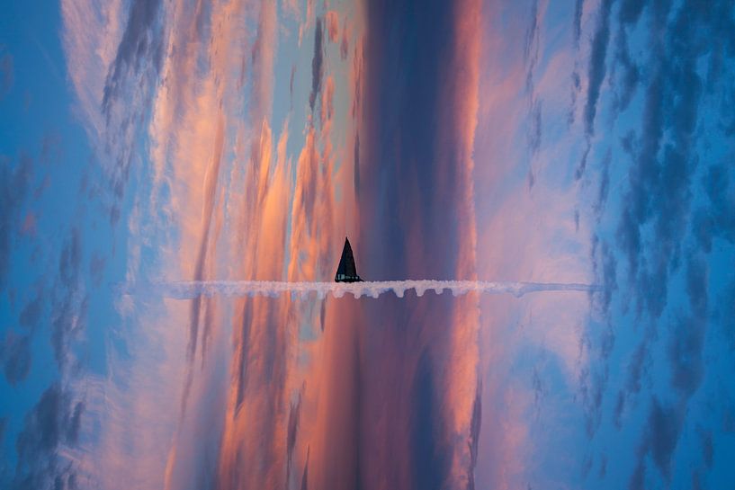Zeilbootje vaart op een wolk in ondergaand zonlicht van Susan Hol