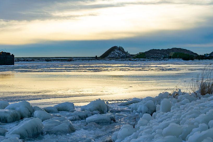 Setting sun on the ice surface by Mariska Knol