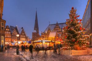 Ancien hôtel de ville et marché de Noël sur la place du marché Abendd�mmerung, Brême, Allemagne