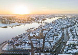 Kampen Stadtansicht am Fluss IJssel während eines kalten Wintersonnenaufgangs