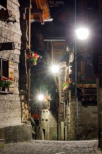 De straten van Grimentz in de nacht sur Dennis van de Water