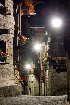 De straten van Grimentz in de nacht by Dennis van de Water