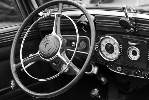 Nostalgische cockpit van een oude klassieke auto, zwart-wit foto