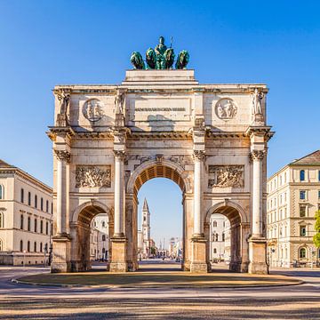 Siegestor in Schwabing aan de Leopoldstraße - München van Werner Dieterich