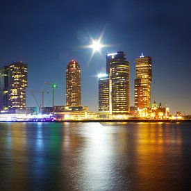 Skyline Rotterdam uitzicht op de Erasmusbrug van Arnold van Rooij