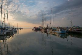 De Haven van Lelystad Haven, bij zonsondergang 