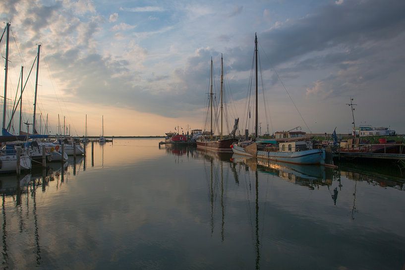 De Haven van Lelystad Haven, bij zonsondergang  by Juul Baars