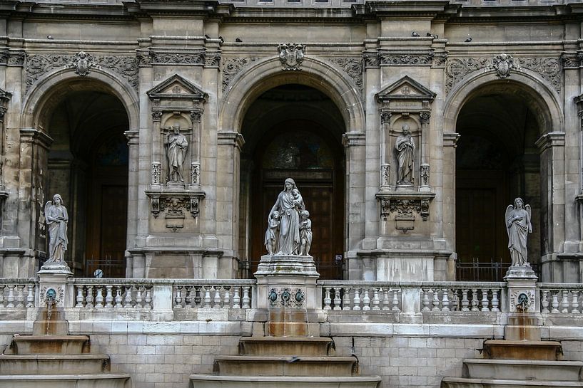 schönes gebäude und statuen in paris von Eric van Nieuwland