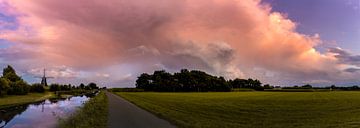 Molen de Zwaan bij een hele grote onweerswolk bij zonsondergang  Panorama van Cynthia Verbruggen