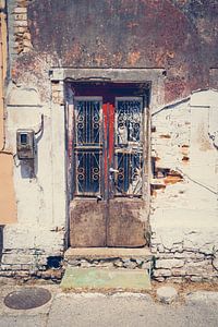 Alte Tür-Tor-Fenster in Griechenland von Art By Dominic