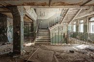 Een verlaten trappenhuis van Perry Wiertz thumbnail