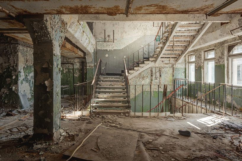 Een verlaten trappenhuis van Perry Wiertz