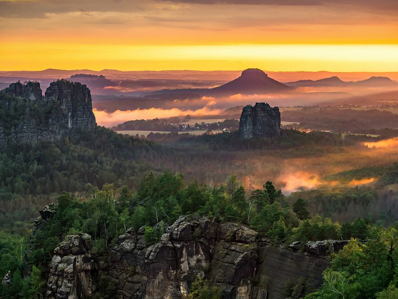 Carolafelsen, Saksisch Zwitserland - Uitzicht Torsteine en Falkenstein van Pixelwerk