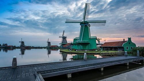 Zaanse Schans bij zonsopkomst met steiger