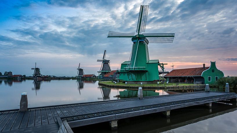 Zaanse Schans bij zonsopkomst met steiger par Paul  Voestermans