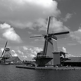 Photographie en noir et blanc des moulins à vent de Zaanse Schans sur W J Kok