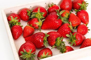 Erdbeeren in einer weißen Kiste auf weißem Hintergrund von Wim Stolwerk