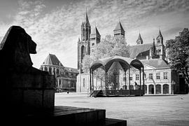Vrijthof mit Silhouette eines Löwen im Vordergrund von Streets of Maastricht