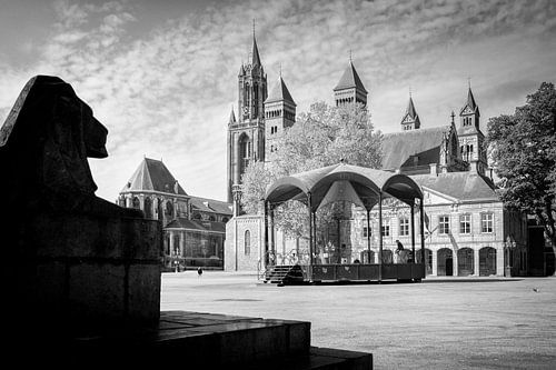 Vrijthof met silhouet van leeuw op de voorgrond