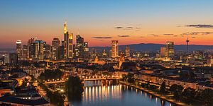 Frankfurter Skyline nach Sonnenuntergang