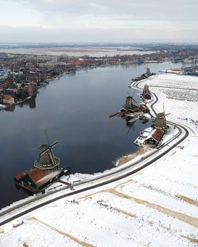 Winterblick über die Zaanse Schans und Zaan von Ewold Kooistra