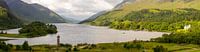 Luchtpanorama van Loch Shiel van Glenfinnan met bos en heuvels
