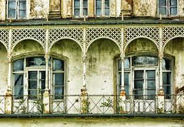 Vervallen witte villa III