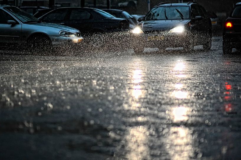 auto in regen by Huibert van der Meer